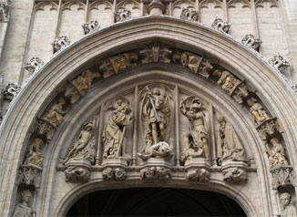 市庁舎の壁の彫刻