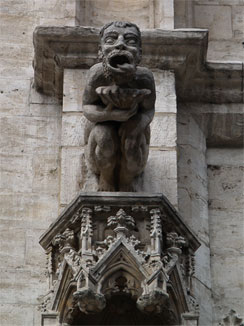 市庁舎の壁の彫刻