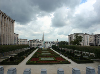 芸術の丘の庭園と市街