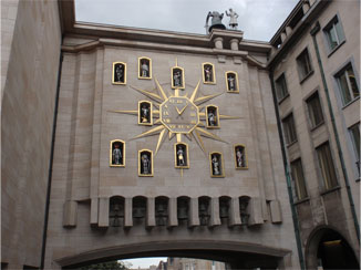巨大な時計