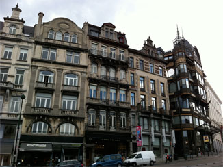 楽器博物館と並びの建物