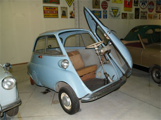 フロントが開く車