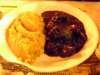 レストランKelderkeの名物料理、牛肉のビール煮