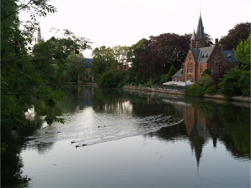 夕暮れ時の愛の湖