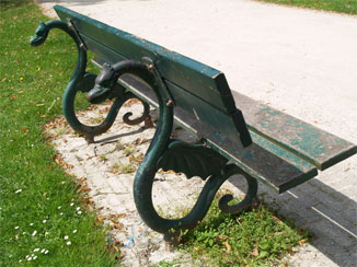 ドラゴン支柱のベンチ