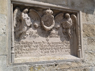 市役所の壁の銘字