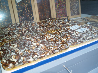 ショー・ウィンドウの貝殻チョコレート