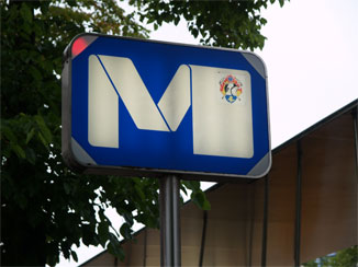 Metro（地下鉄）の駅を示す標識