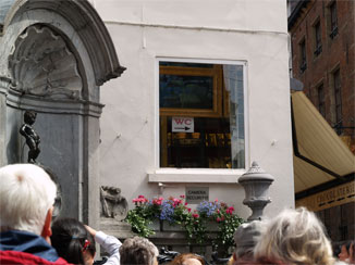 小便小僧とWCの張り紙