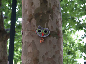 毛糸で編んだフクロウ