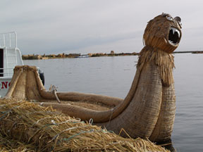 ピューマの頭がついた観光用の葦船