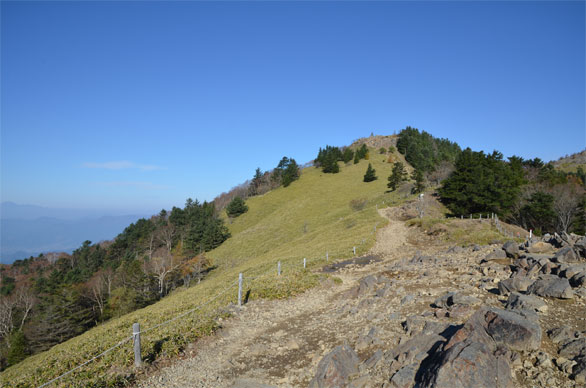 大菩薩峠から眺めた岩場（親不知ノ頭）