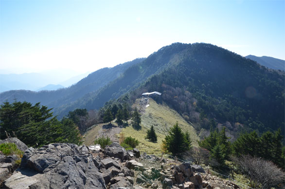 親不知ノ頭から眺めた大菩薩峠と介山荘