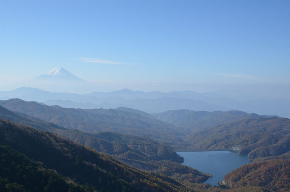 親不知ノ頭から眺めた富士山と大菩薩湖