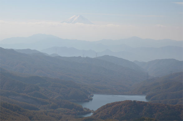 雷岩から富士山と大菩薩湖を眺める