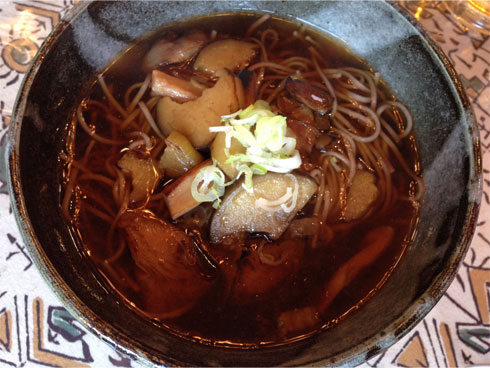 ウラベニホテイシメジとなすびの入ったおそば