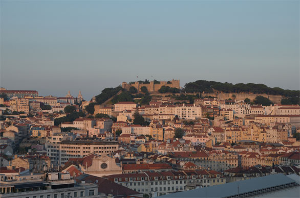 サン・ペドロ・デ・アルカンタラ展望台から夕日に染まるアルファマを望む