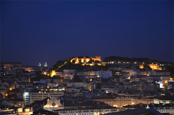 ライトアップされたサン・ジョルジェ城。サン・ペドロ・デ・アルカンタラ展望台より。