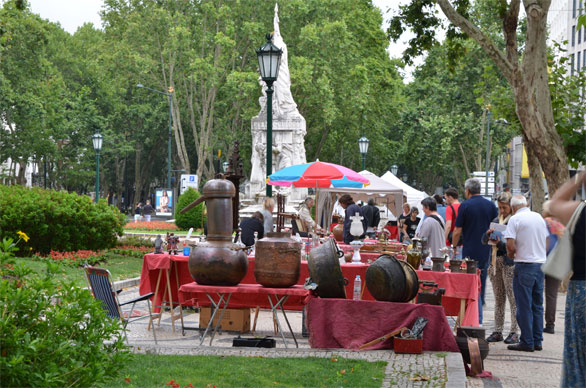 リベルダーデ通りの骨董市