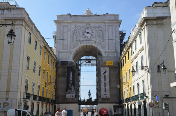 コメルシオ広場のアーチ