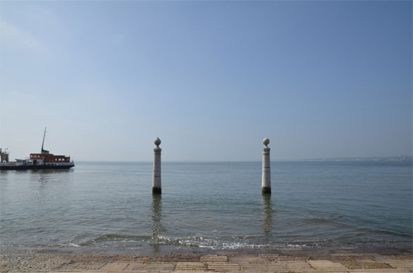 桟橋「カイス・ダス・コルナス」。コメルシオ広場にて。