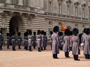バッキンガム宮殿入り口の衛兵交替