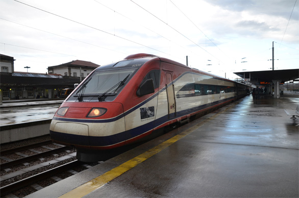 カンパニャン駅に停車したアルファ・ペンドゥラール