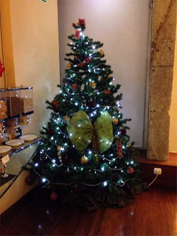 黄色いリボンのクリスマス・ツリー