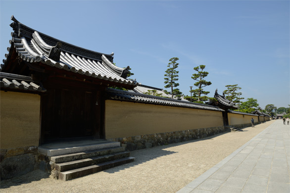 東西の伽藍を結ぶ築地塀