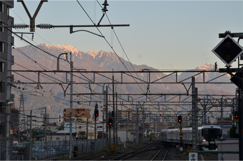 JR甲府駅から眺めた鳳凰三山（一部）と甲斐駒ヶ岳