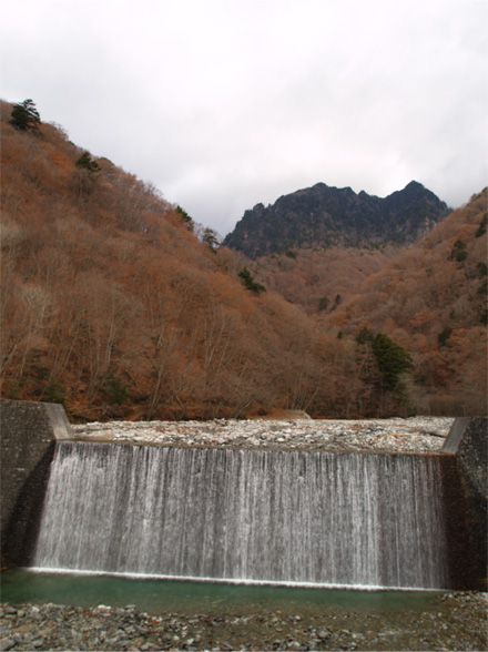 二俣吊橋から東沢方面を望む