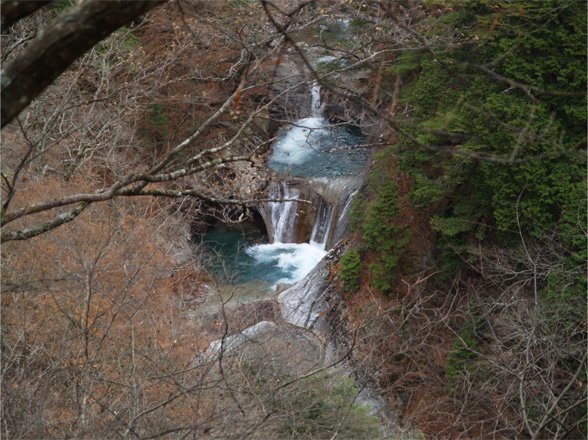 旧森林軌道から七ツ釜五段の滝を見下ろす