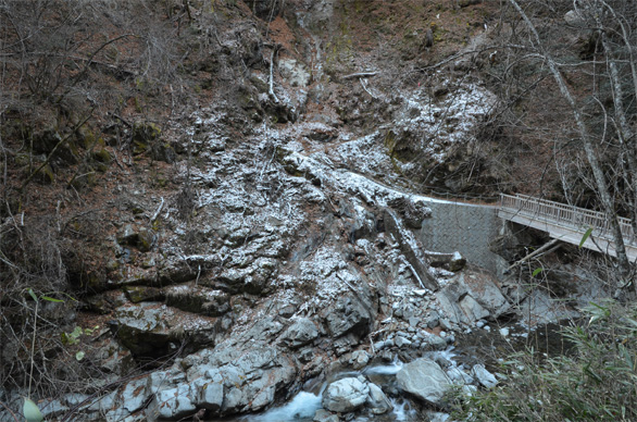 方杖橋周辺に積もった雪