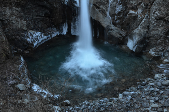 凍った滝のしぶき。七ッ釜五段の滝。