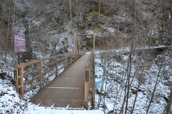 さわぐるみ橋周辺の雪