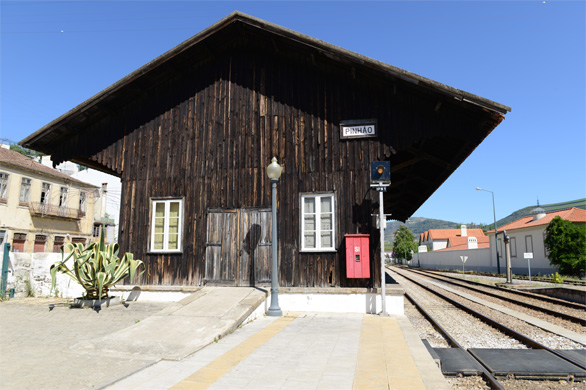 ピニャン駅のホームはずれの建物