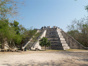 尼僧院の東隣の建物
