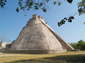 南東方向から眺めた魔法使いのピラミッド