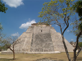 魔法使いのピラミッド・東面