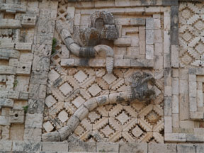 ガラガラヘビの彫刻