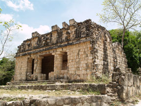 尼僧院と球技場の間の建物