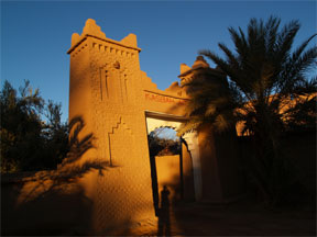 宿泊先ホテルkasbah Ait Abou入り口のアーチ