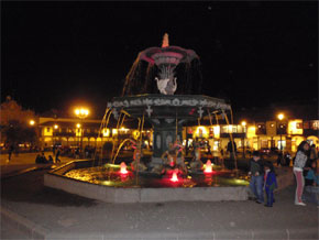 夜のアルマス広場
