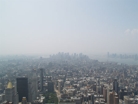 エンパイア・ステート・ビルの展望デッキからロワー・マンハッタンを眺める